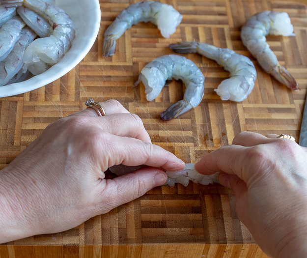 Thai Firecracker Shrimp Party Appetizer / https://www.hwcmagazine.com