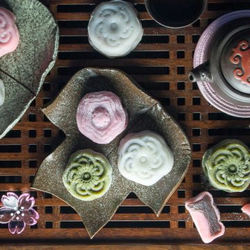 Homemade Snowy Moon Cakes / https://www.hwcmagazine.com