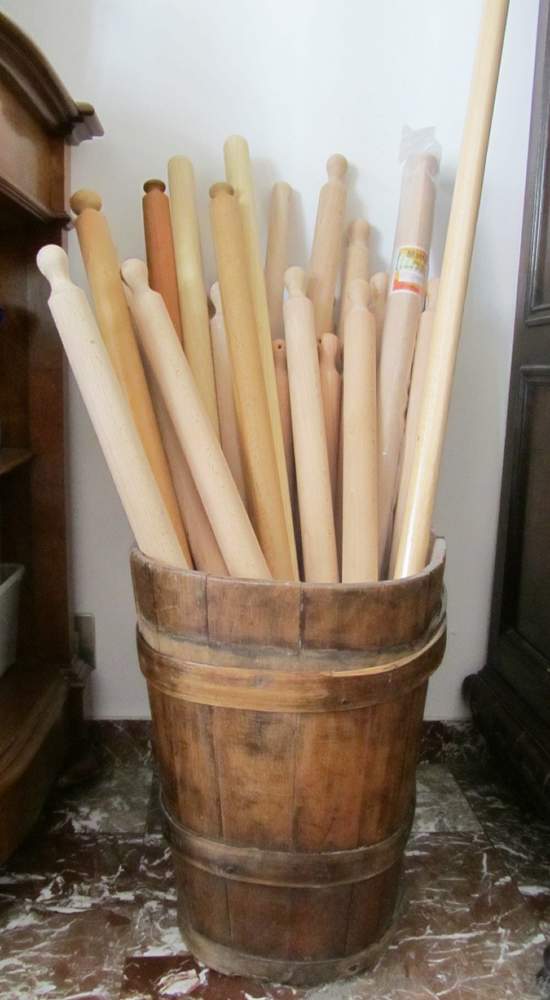 Wooden spools to handroll pasta.