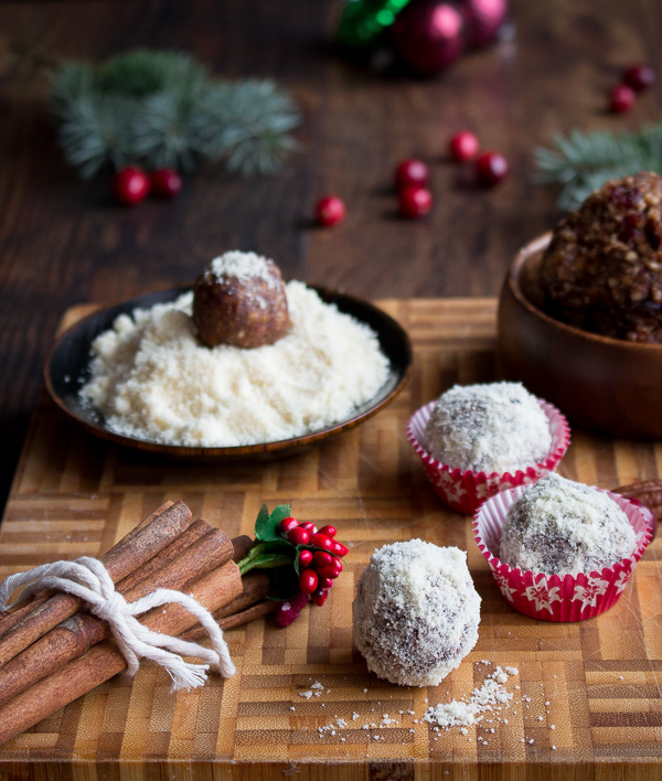 No Bake Cranberry Bliss Balls / https://www.hwcmagazine.com