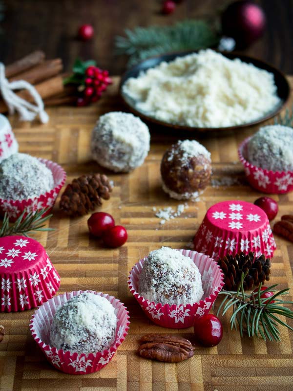 No Bake Cranberry Bliss Balls / https://www.hwcmagazine.com