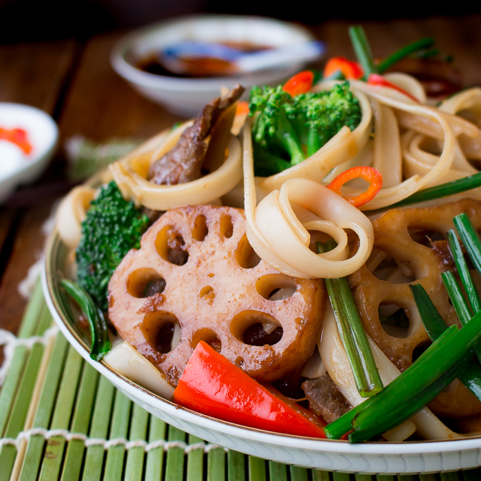 Noodles with veggies in a Chinese bowl.