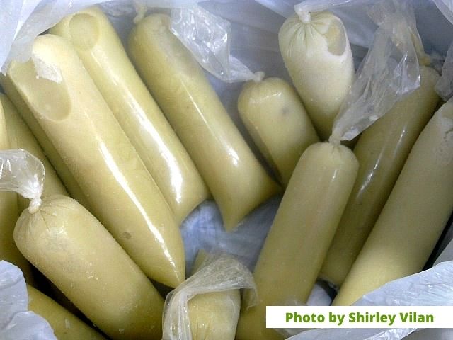 Example of how avocado ice lollies are wrapped in baggies in the Philippines. 