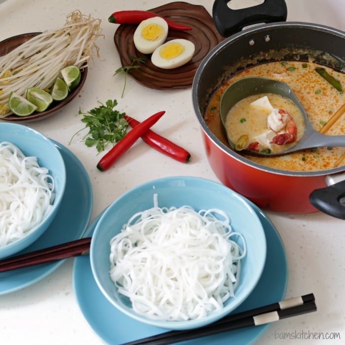 Singapore Laksa/ https://www.hwcmagazine.com