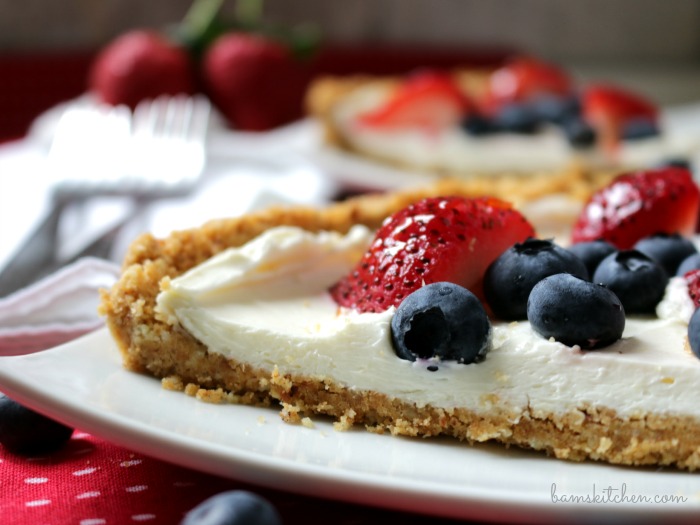 Skinny Berry Cheese Cake Bars / https://www.hwcmagazine.com