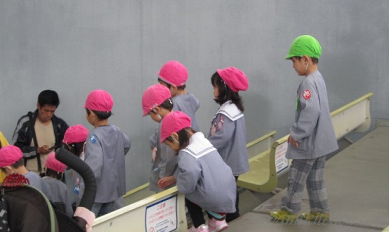 Super cute Japanese kids all dressed the same with pink baseball caps.