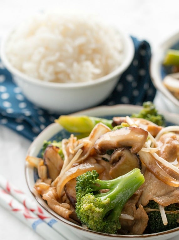 Easy Pork Shiitake Mushroom Stir Fry / https://www.hwcmagazine.com