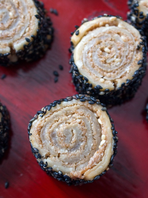 Sesame spiral cookies with tahini paste inside.