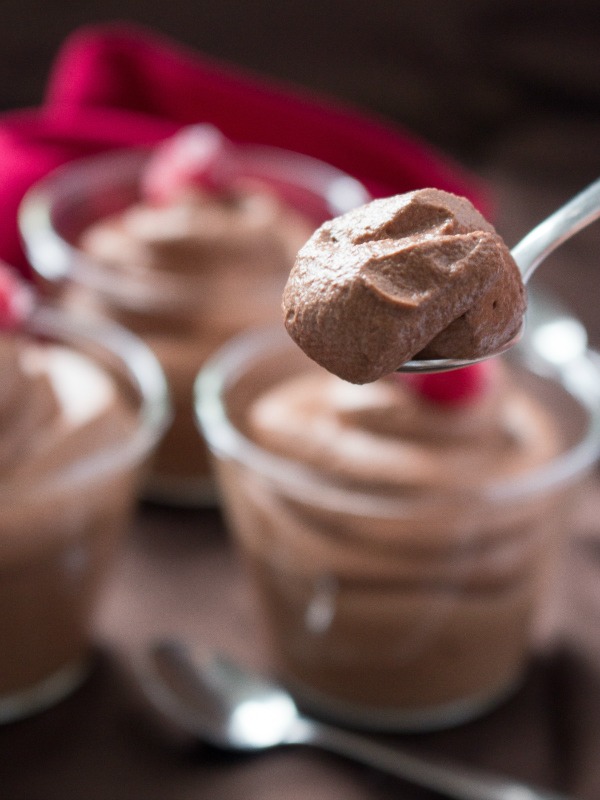 Velvety Vegan Chocolate Mousse / https://www.hwcmagazine.com