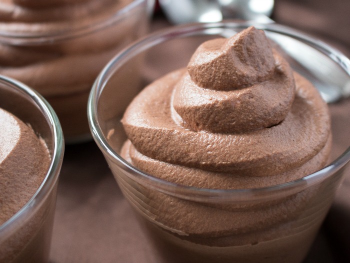 Velvety Vegan Chocolate Mousse / https://www.hwcmagazine.com