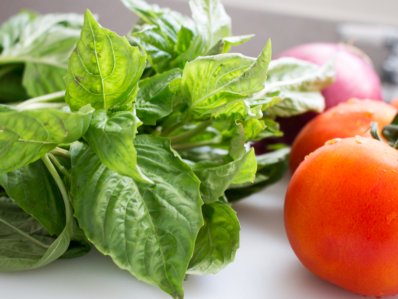 Gluten-Free Balsamic Panzanella Salad / https://www.hwcmagazine.com