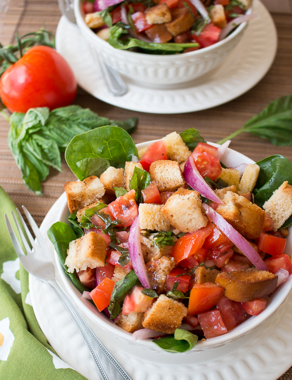 Gluten-Free Balsamic Panzanella Salad / https://www.hwcmagazine.com