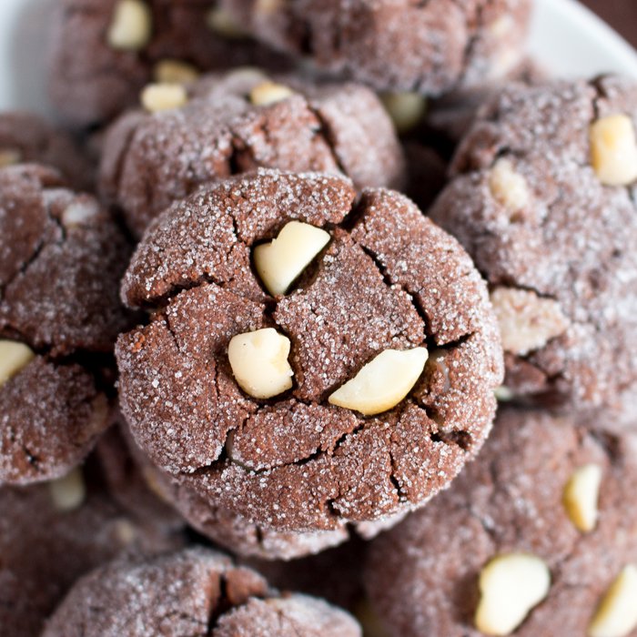 Dark Chocolate Macadamia Nut Cookies / https://www.hwcmagazine.com