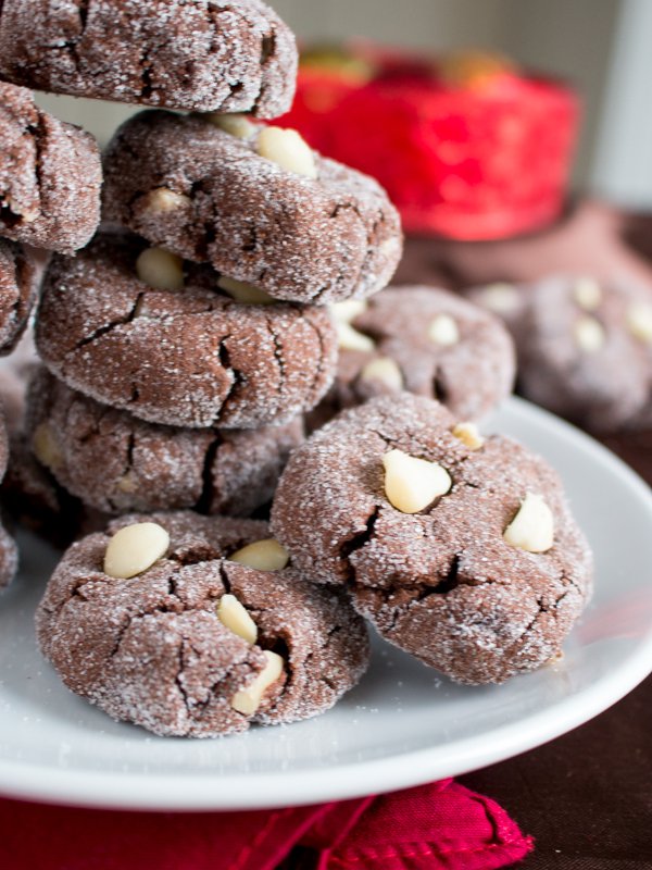 Dark Chocolate Macadamia Nut Cookies / https://www.hwcmagazine.com