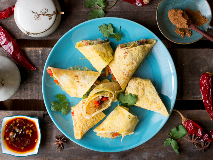 Skinny Spaghetti Squash Egg Roll Ups / https://www.hwcmagazine.com