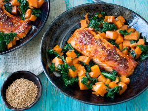 Baked Spicy Salmon and Sweet Potato Kale Hash / https://www.hwcmagazine.com