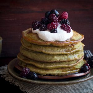 Healthy Vegan Matcha Pancakes / https://www.hwcmagazine.com