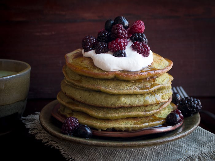 Healthy Vegan Matcha Pancakes / https://www.hwcmagazine.com