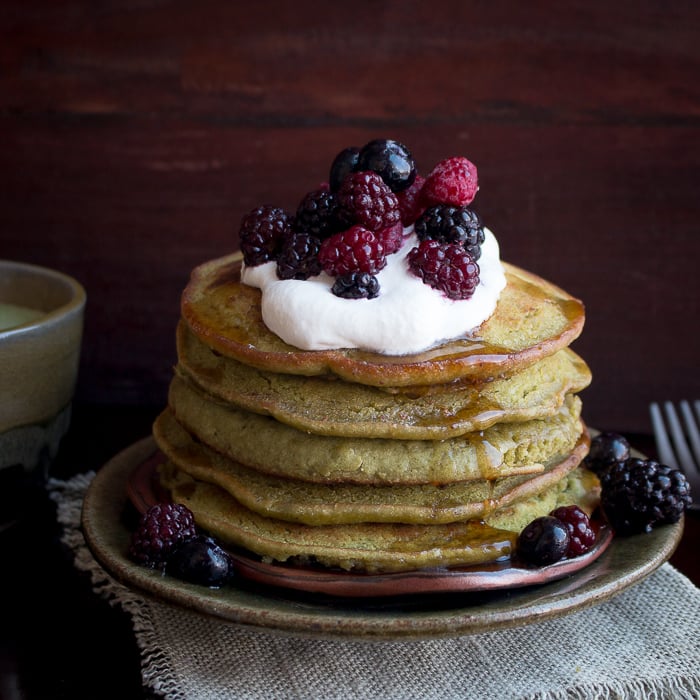 Healthy Vegan Matcha Pancakes / https://www.hwcmagazine.com