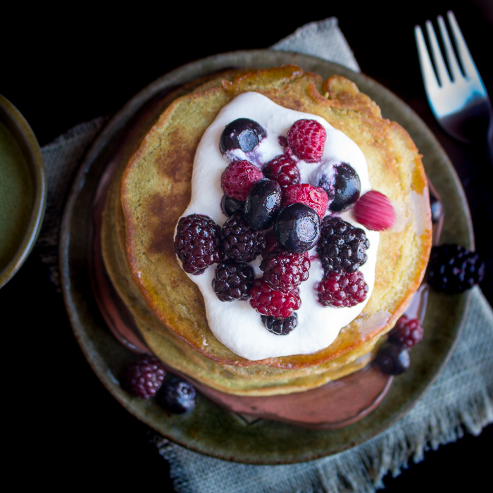 Healthy Vegan Matcha Pancakes / https://www.hwcmagazine.com
