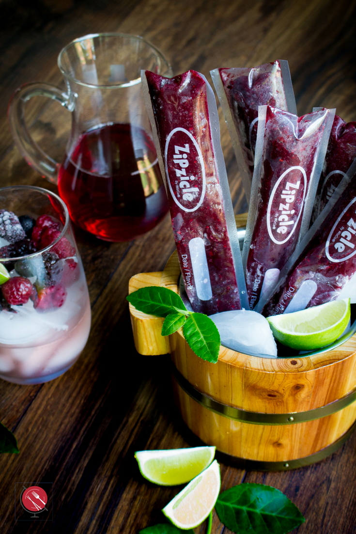Boozy Berry Ice Pops #icepops #popsicles #moscato #alcohol #summertime #dessert #wine / https://www.hwcmagazine.com