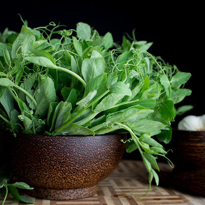 5 Minute Stir Fried Garlic Pea Shoots / https://www.hwcmagazine.com