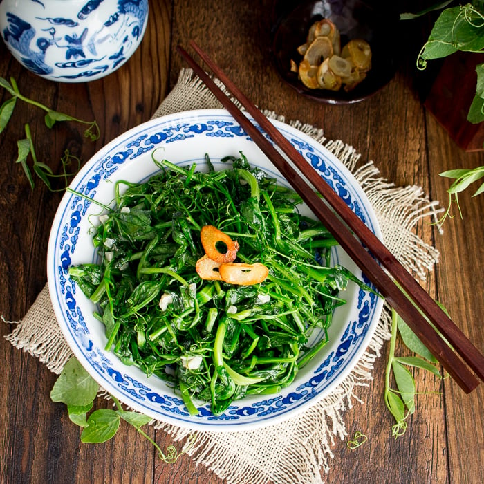 5 Minute Stir Fried Garlic Pea Shoots / https://www.hwcmagazine.com