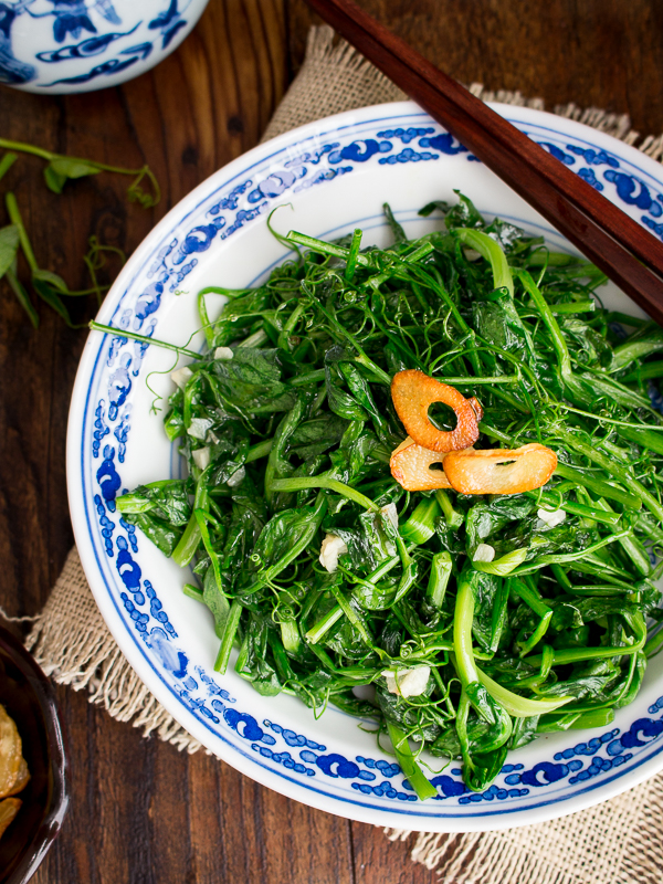 5 Minute Stir Fried Garlic Pea Shoots / https://www.hwcmagazine.com