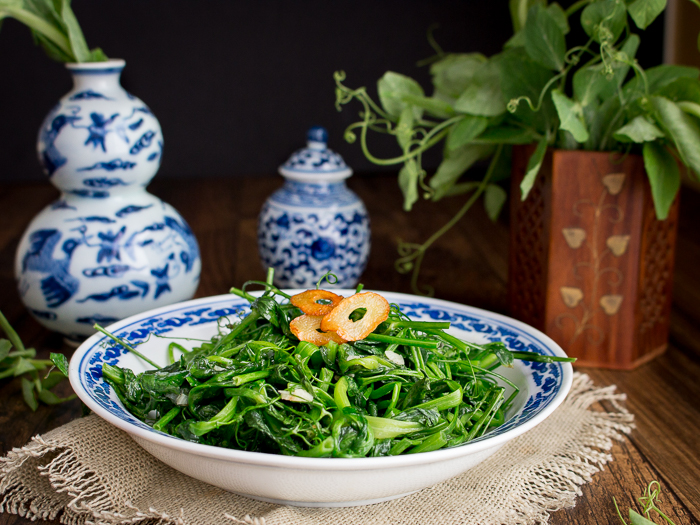 5 Minute Stir Fried Garlic Pea Shoots / #greens #Chinese #asianfood #vegetables #cleaneating #vegan / https://www.hwcmagazine.com