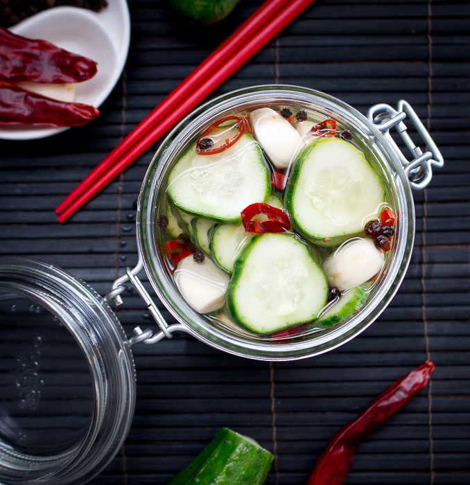 Spicy Garlic Cucumber Refrigerator Pickles / https://www.hwcmagazine.com