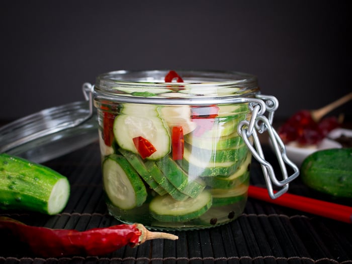 Spicy Garlic Cucumber Refrigerator Pickles / https://www.hwcmagazine.com