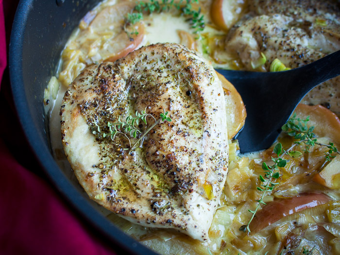 Skillet Creamy Chicken with Apples / https://www.hwcmagazine.com