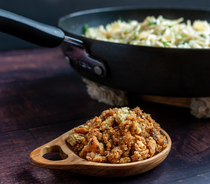 Bowl of homemade Bread Crumbs Next the skillet of fresh made pasta.は、手作りパスタのスキレットと一緒に。