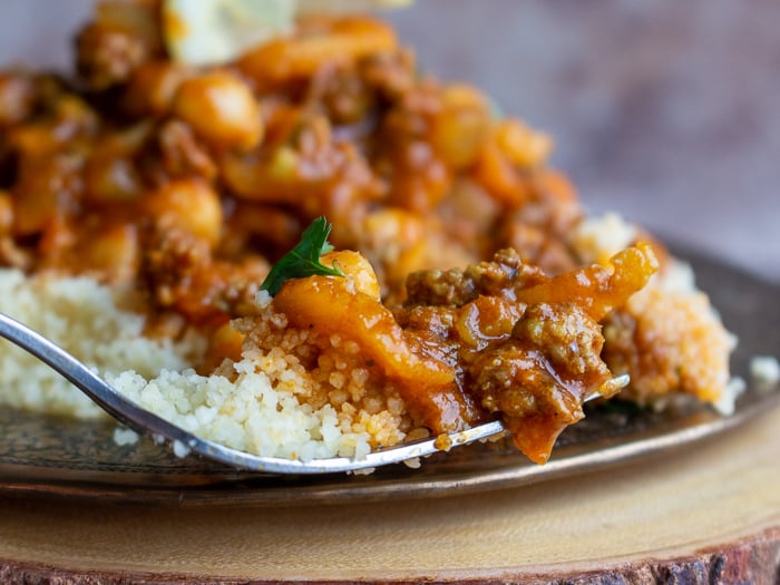 Die Nahaufnahme von Lammeintopf auf einer Gabel mit ein wenig Couscous und dieser Killer-guten Sauce.