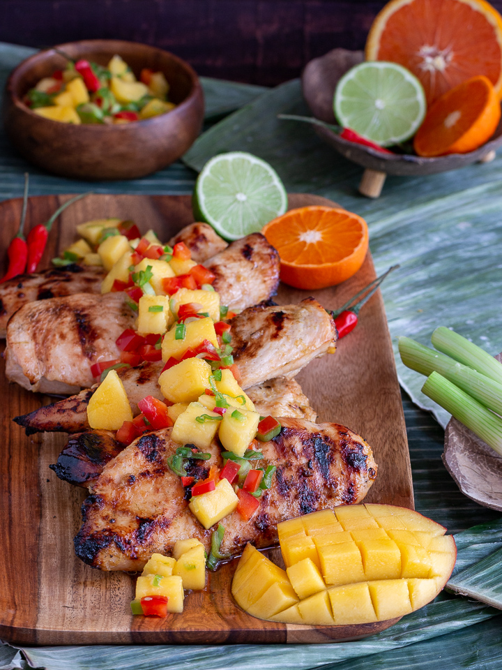 Marinated chicken laid out on the fresh banana leaves.