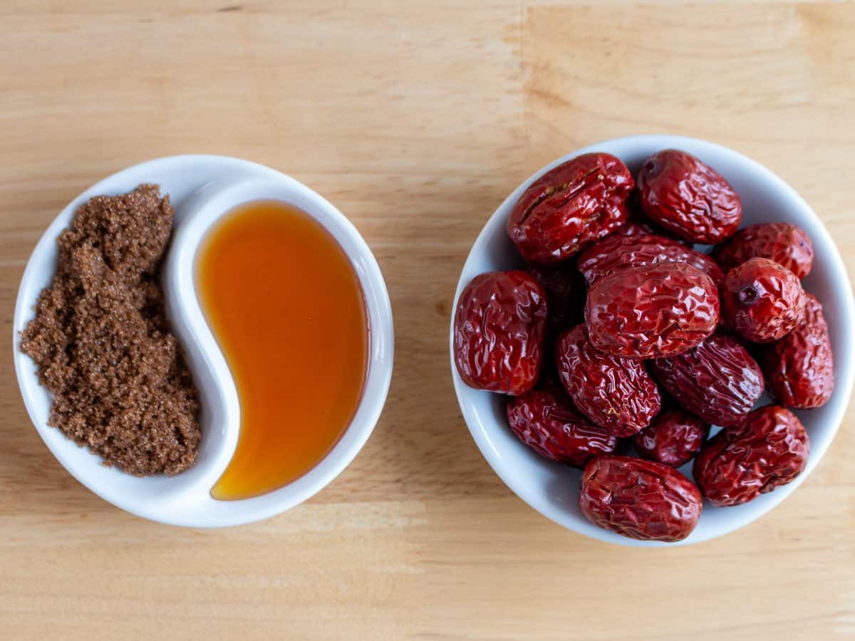 Little white dishes with brown sugar, honey and jujubes. 